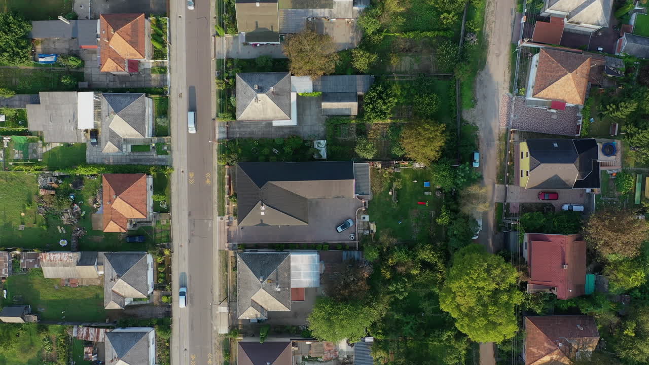 volando sobre el área de la ciudad en la mañana