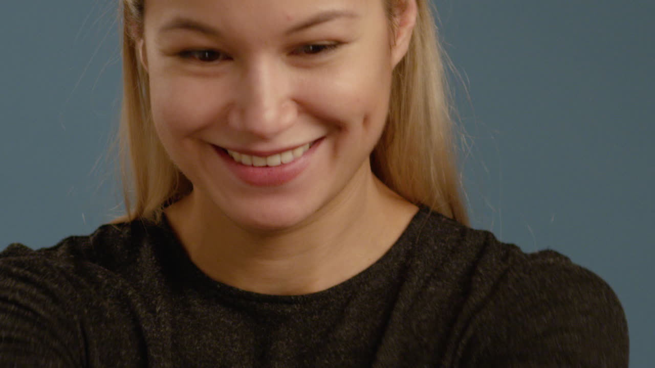 cu 젊은 여자가 파티 포퍼를 터뜨립니다.