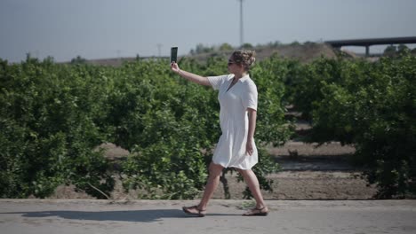 mujer tomando una selfie en un huerto