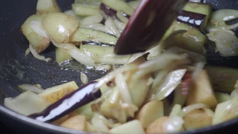 cocinar verduras en una sartén