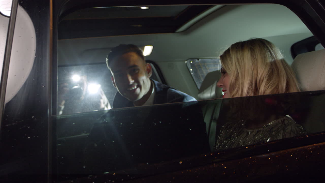 pareja de celebridades llegando en limusina, fotografiada por paparazzi, filmada en r3d