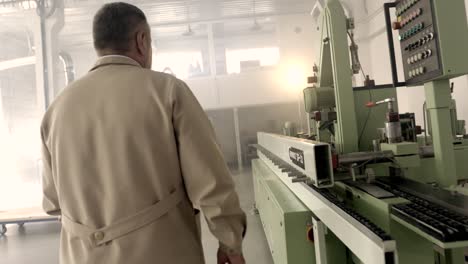 trabajador en una fábrica de carpintería
