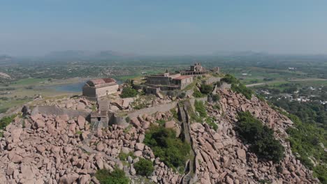 fuerte krishnagiri parado solo en la cima de una montaña con vistas al hermoso paisaje debajo, india
