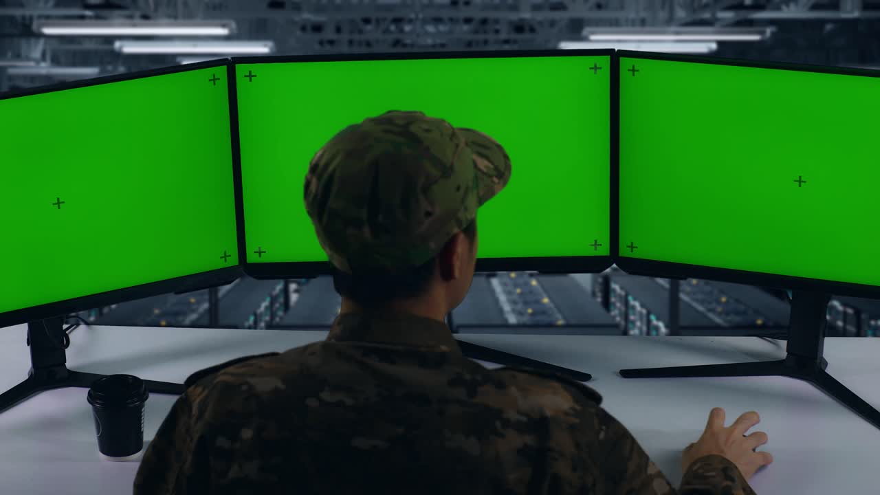 vista trasera de militares asiáticos trabajando con simulacro de múltiples monitores de computadora en el centro de datos