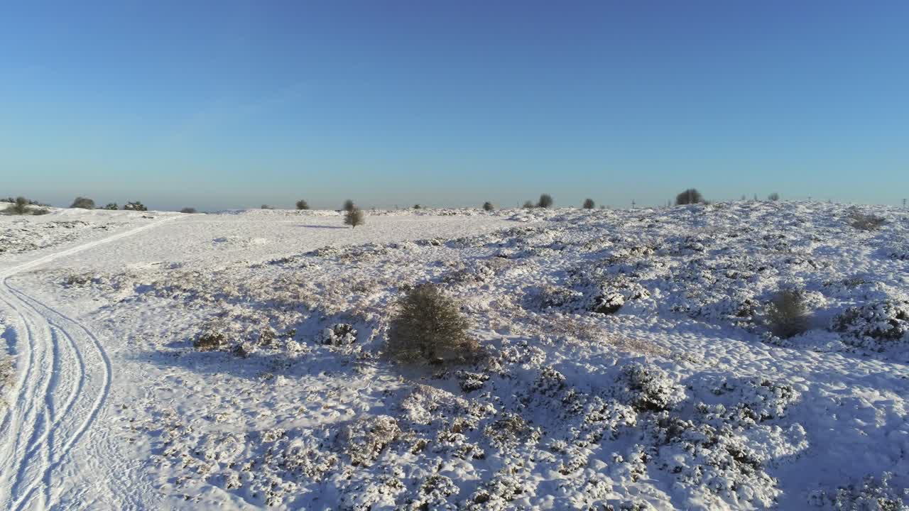 눈 덮힌 시골의 겨울 한 지방 광야 발자국 그림자 지역 조감도 상승 후퇴