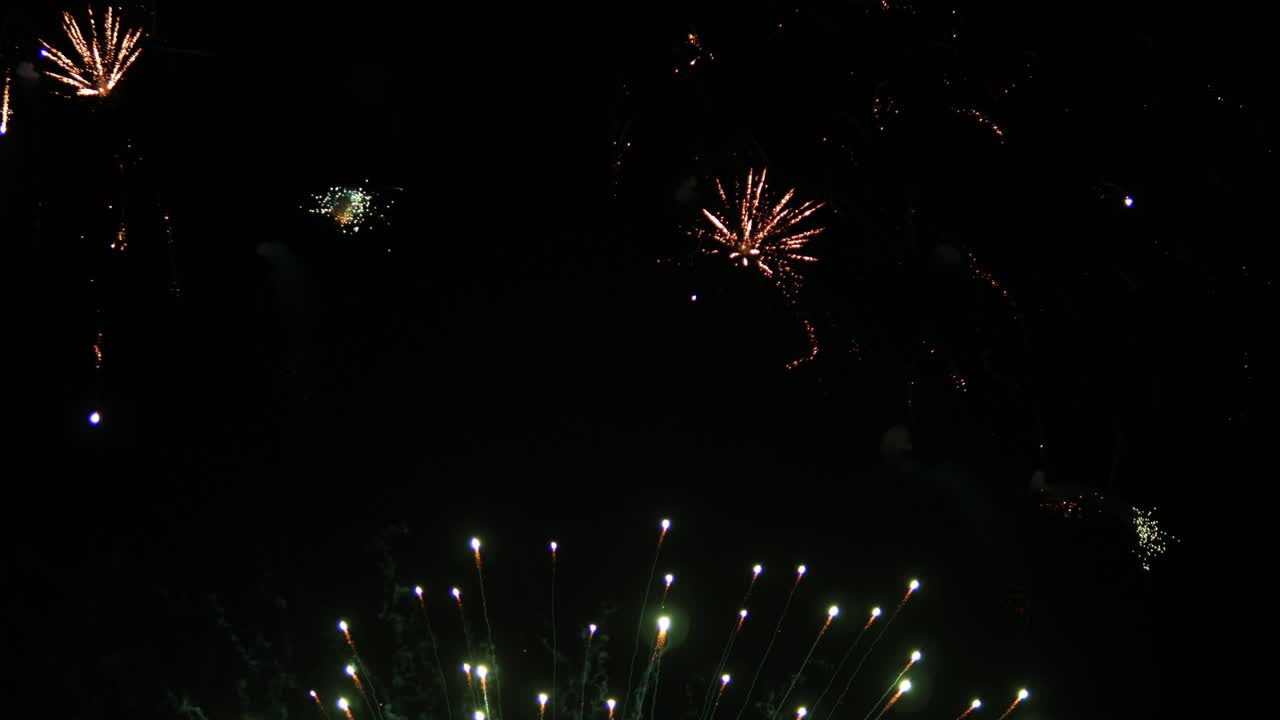 Esplosione di festa notturna. Spettacolare spettacolo di fuochi d'artificio.