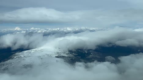 montañas nevadas cubiertas con algunas nubes de mosca