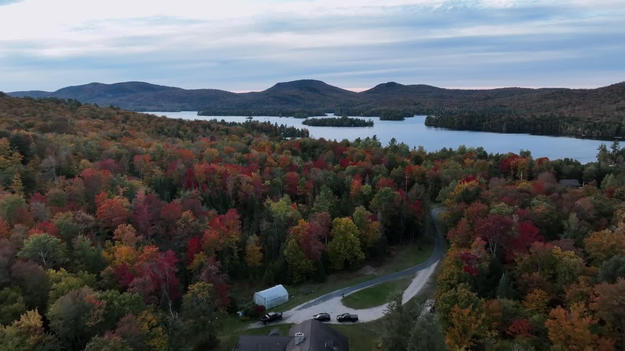 la temporada de otoño en el pueblo de raquette lake en long lake, condado de hamilton, nueva york, estados unidos