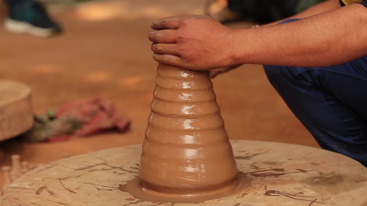 el alfarero en el trabajo hace platos de cerámica. india, rajasthan.