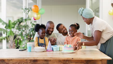 Pastel-De-Cumpleaños,-Familia-Y-Niños-Con-Padres