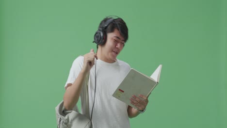 estudiante escuchando música mientras lee
