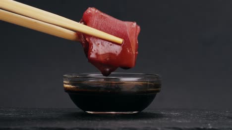 sashimi de atún con salsa de soja