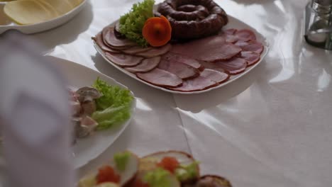 varias deliciosas cadenas de carnes y quesos en una cafetería.