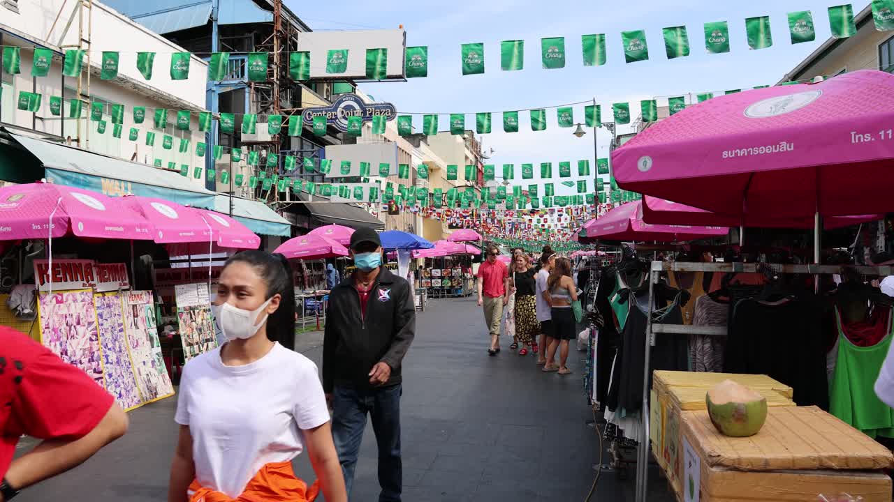 peatones navegando a través de un mercado callejero ocupado