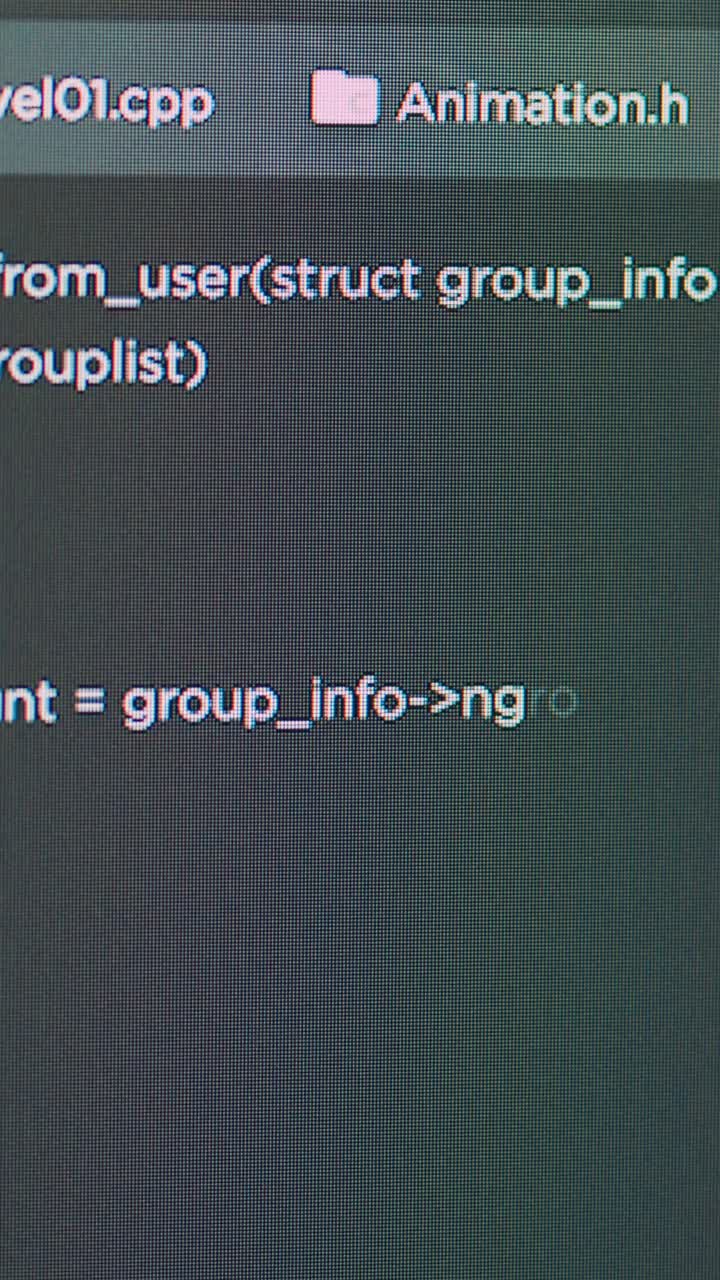 Vertikální video: Zobrazení vývojáře softwaru, který píše skript databázových funkcí v okně terminálu HTML