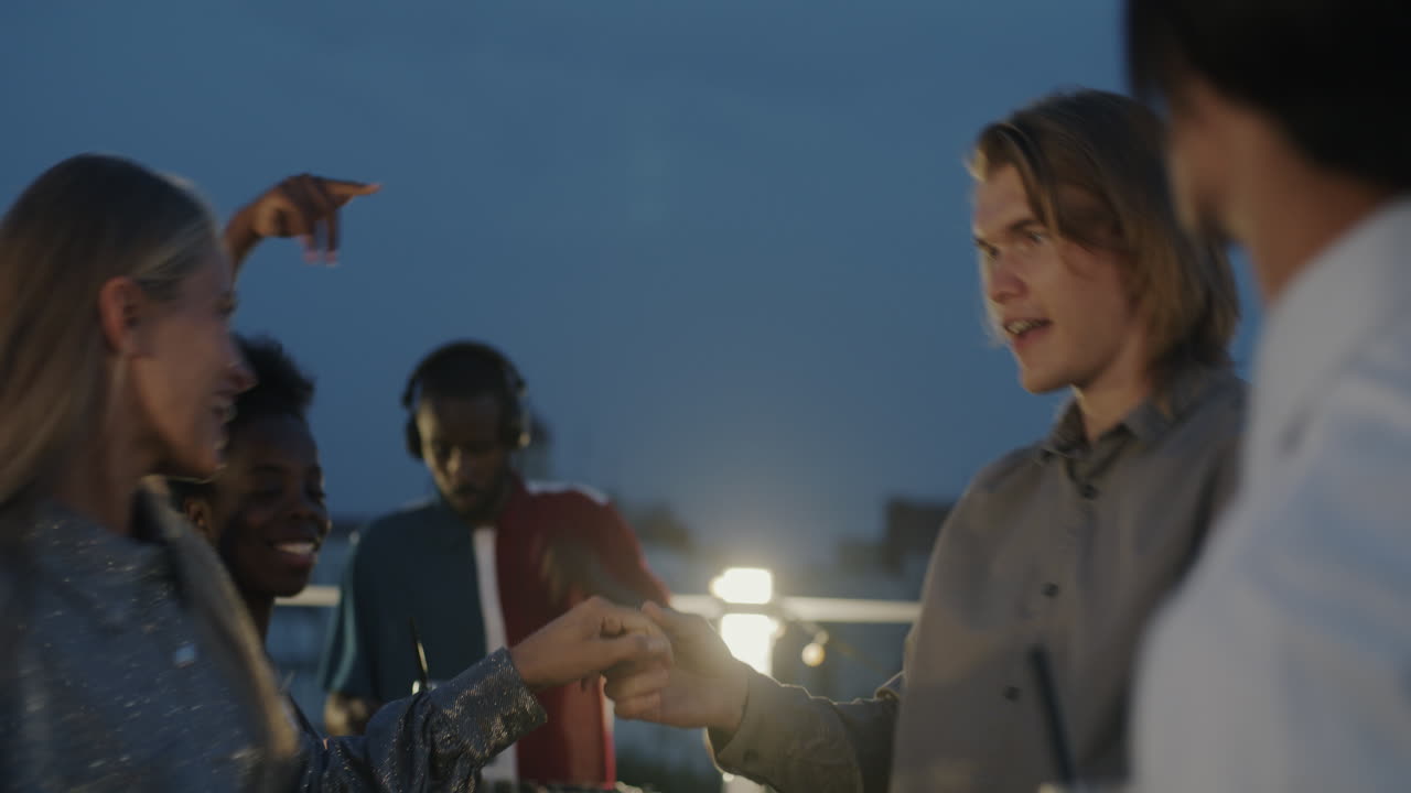 밤에 지붕 파티