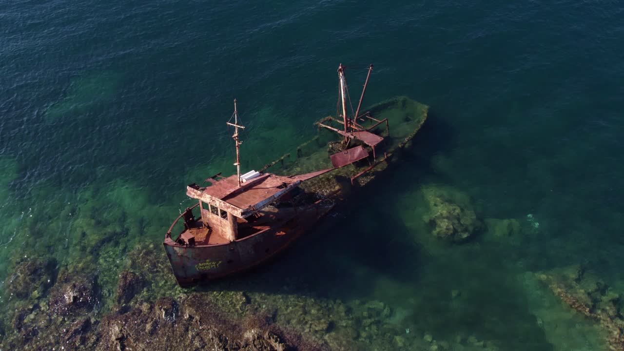 Acque limpide dell'Adriatico con relitto nella Baia di Cattaro, prospettiva aerea.