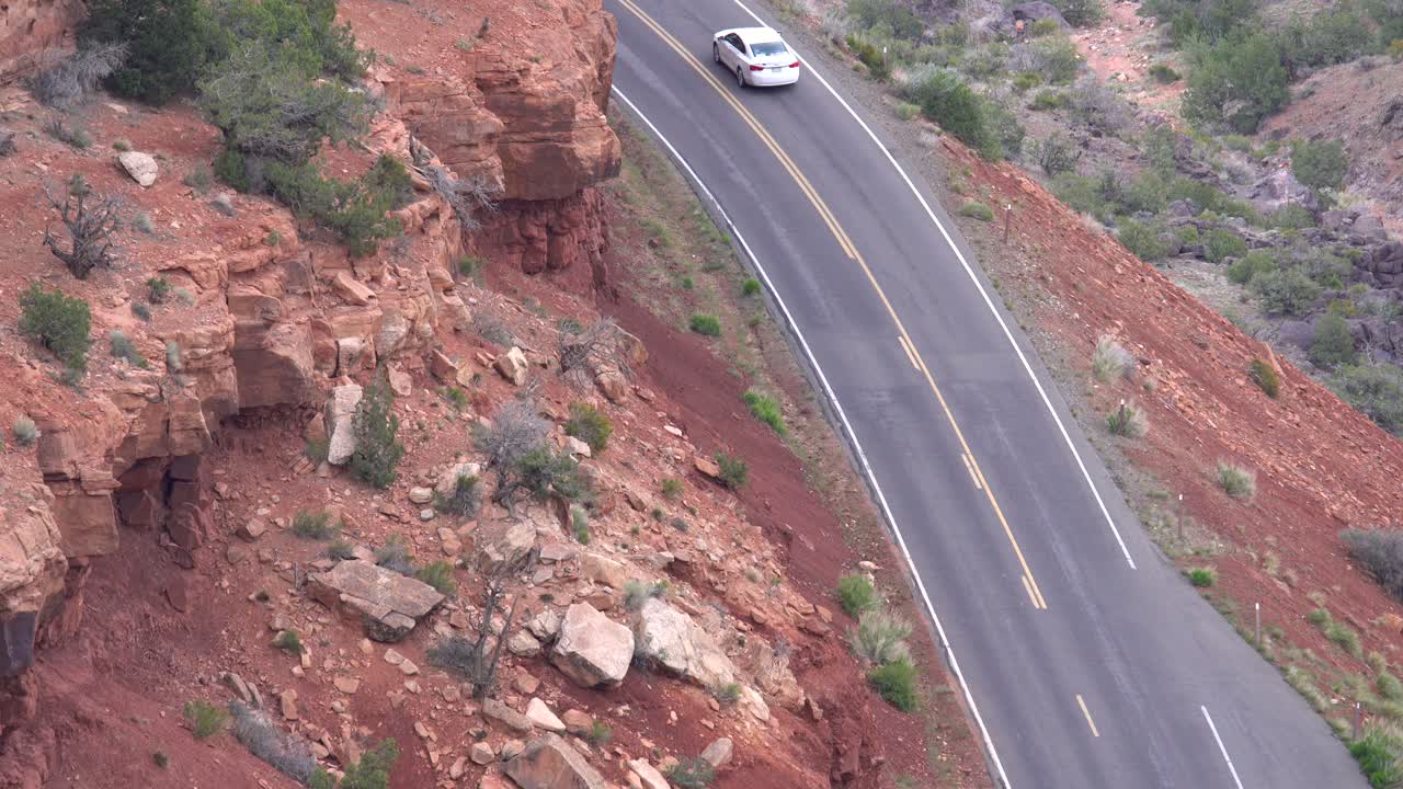 vista aérea de los automóviles que circulan por las carreteras del monumento nacional de colorado