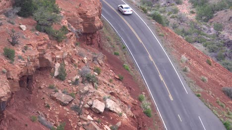 Luftaufnahme-Von-Autos,-Die-Auf-Den-Straßen-Des-Colorado-National-Monument-Fahren