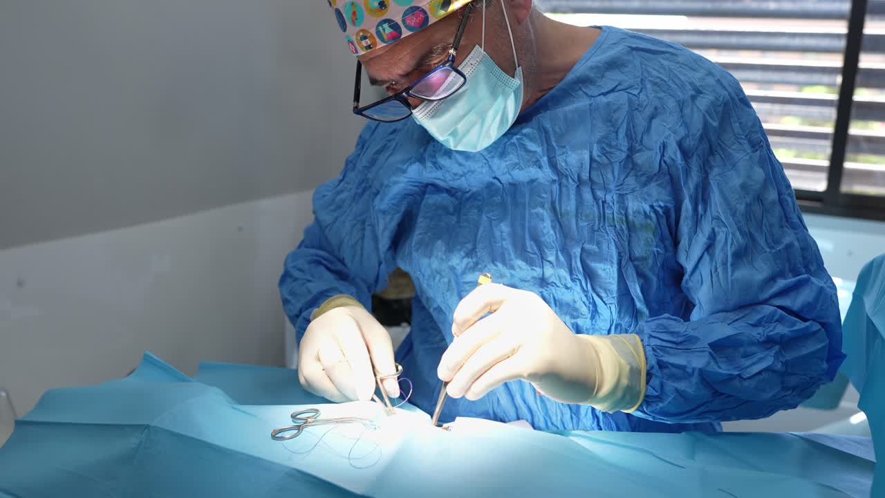 Chirurgo che esegue un intervento chirurgico in sala operatoria
