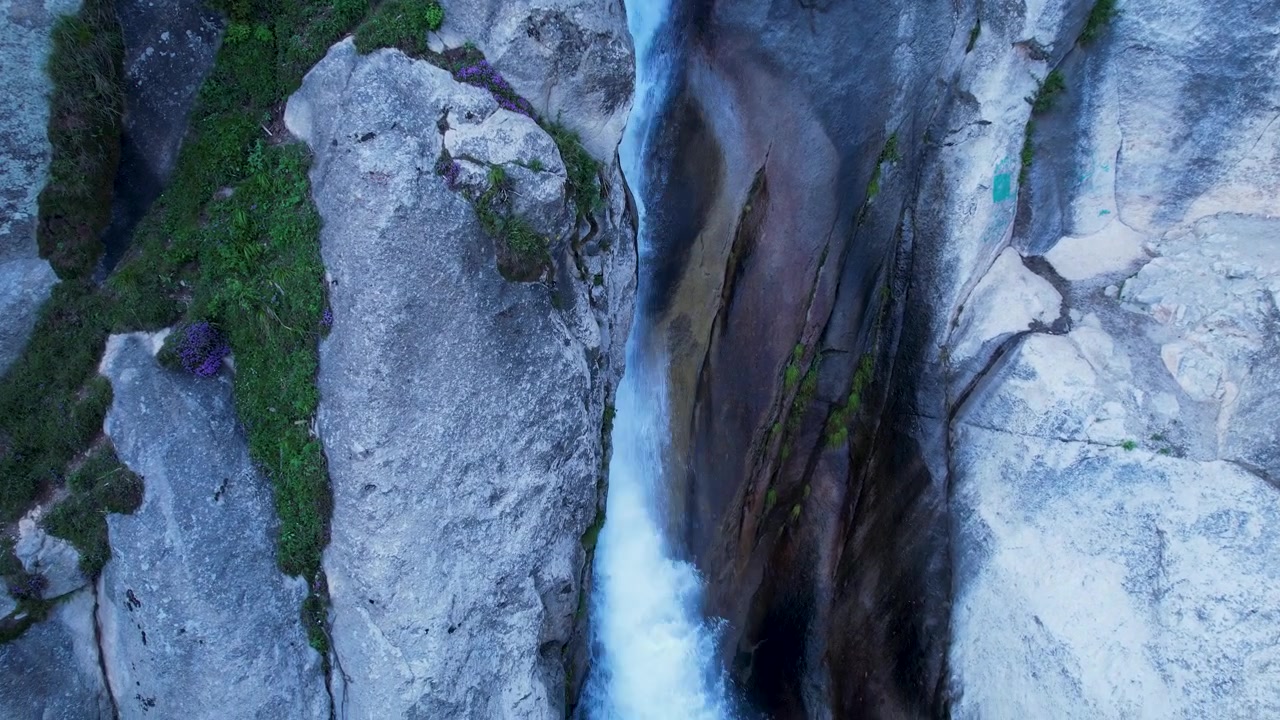 Ripresa aerea di una potente cascata che scorre attraverso una stretta gola rocciosa nella Valle di Kumrat