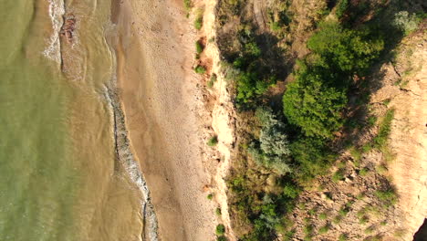 Maravillosa-Playa-Bajo-Un-Acantilado-Roto