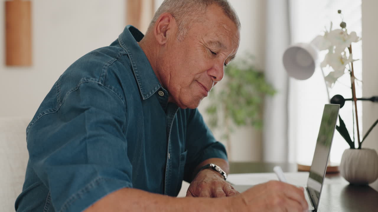 가정, 노트북 및 사람 읽기 문서