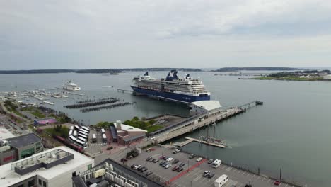 Luxus-Kreuzfahrtschiff-Im-Hafen-Von-Portland,-Maine,-USA-Angedockt