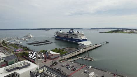 crucero de lujo atracado en el puerto de portland, maine, ee.uu.