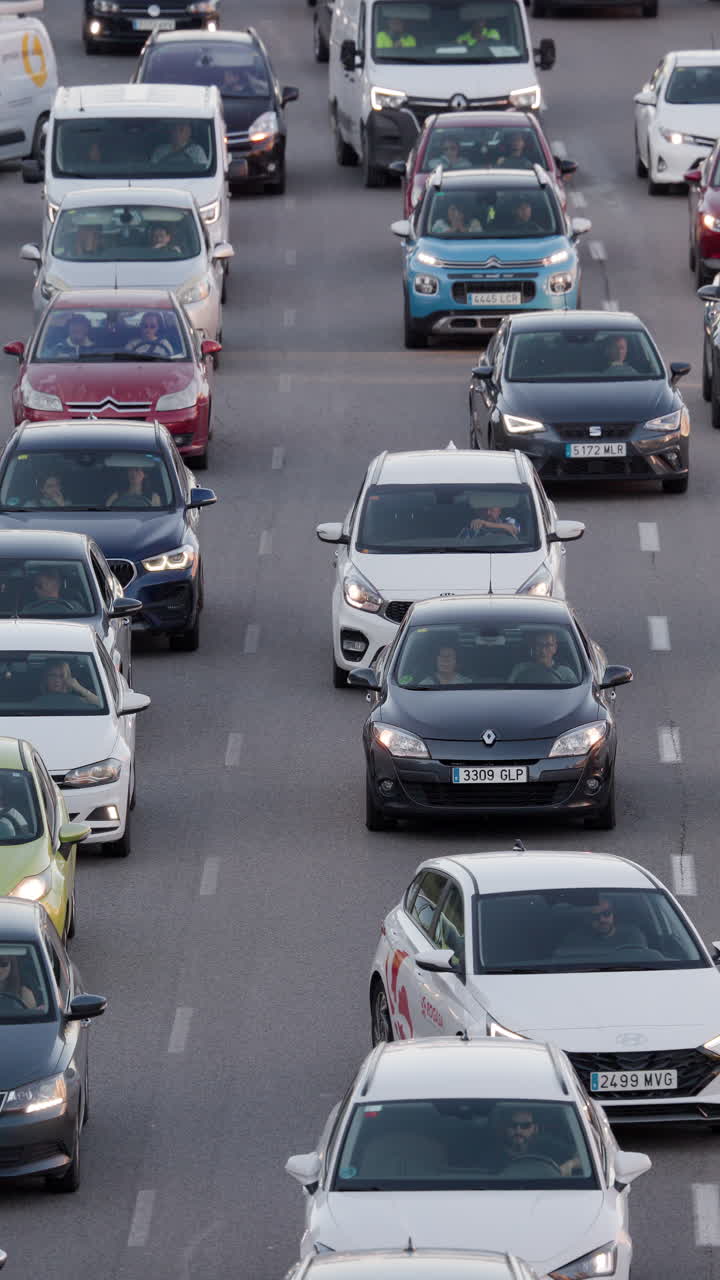바르셀로나 고속도로의 저녁 퇴근 시간 교통 체증 (세로 방향)