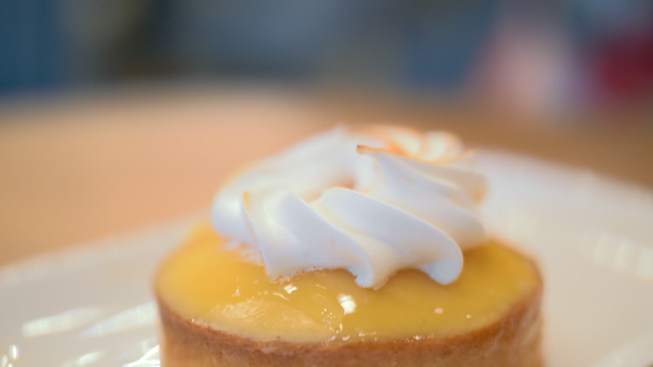 comiendo postre de restaurante con pastel de esponja merengue y frambuesa