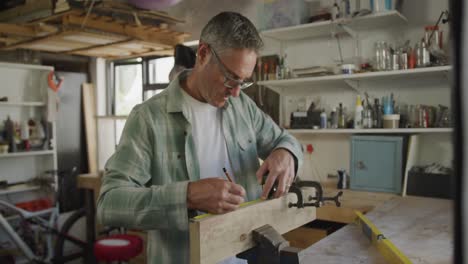 hombre haciendo diy en casa