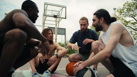 El-Equipo-De-Baloncesto-Plisado-De-Tiro-Discute-Su-Estrategia-Para-El-Juego-Y-Toma-Una-Decisión-Común-Y-Equilibrada-Sobre-Cómo-Llegar-Al-éxito.