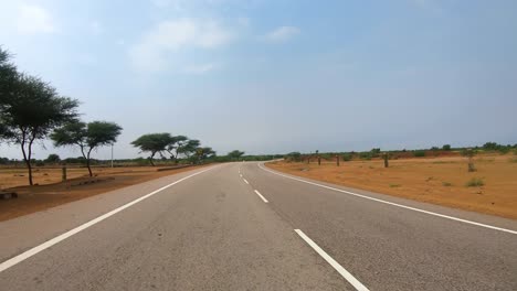 Autofahren-Auf-Einer-Straße-In-Rajasthan,-Indien