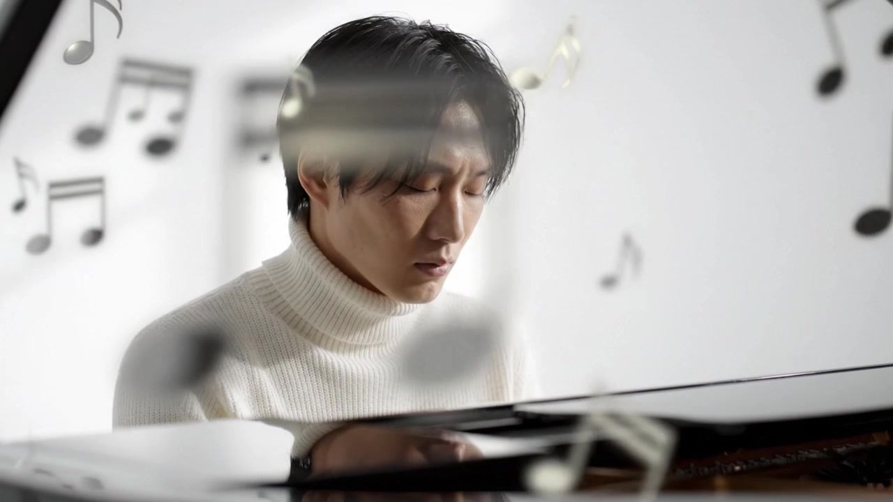 柔らかな光が音色を際立たせる中、感情豊かな演奏で人々を魅了し、夢のような雰囲気を醸し出す才能あるピアニスト。