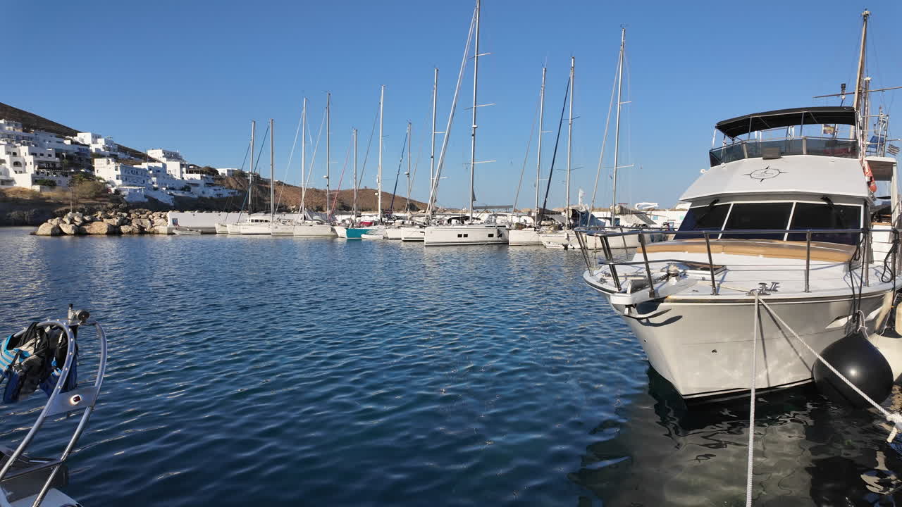 Grecia, Porto di Astypalea, Barche a vela bianche e lucenti ormeggiate nel tranquillo porto in una giornata di sole