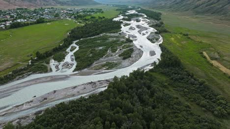 volando hacia el río chilik cerca de la aldea de saty en las estribaciones de trans-ili alatau en kazajstán