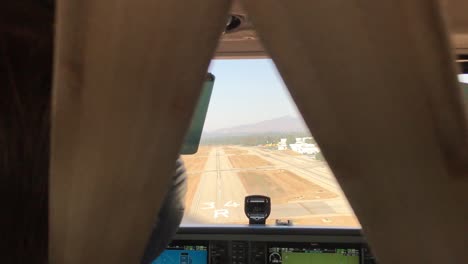 pequeño cessna aterrizando en la pista
