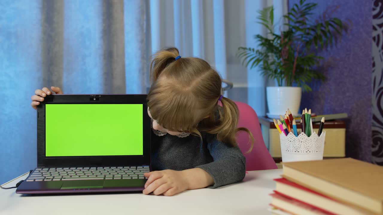 niña estudiando aprendizaje electrónico, educación a distancia, niño señalando la pantalla verde de la computadora portátil, llave cromática