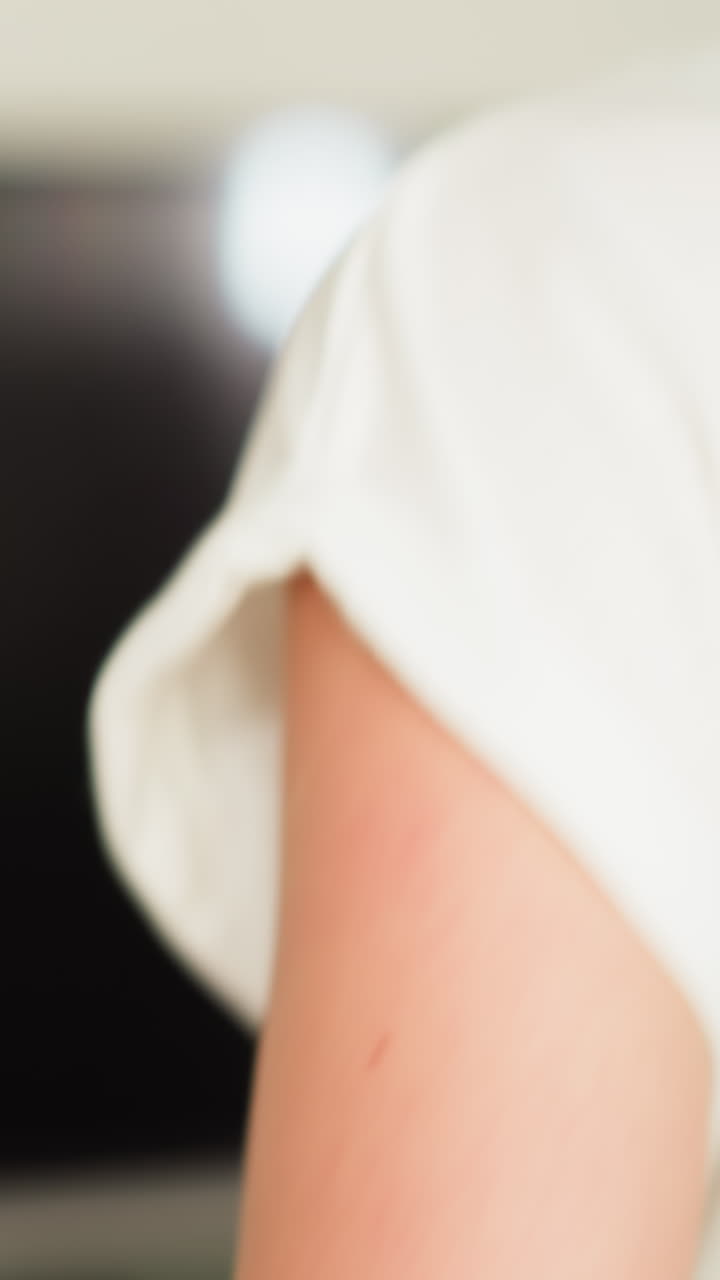 una mujer gira el canal de televisión corriendo en casa de cerca. una mujer de entrenamiento ve un programa de televisión correndo en una cinta de correr en el interior. ejercicio activo con entretenimiento