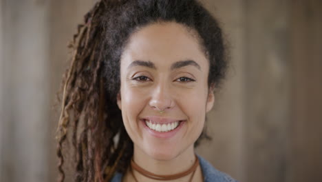 retrato en primer plano de una hermosa mujer joven de raza mixta sonriendo feliz disfrutando de un estilo de vida exitoso con rastas peinado independiente mujer en cámara lenta