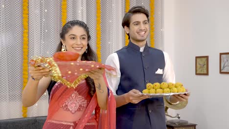 indian couple praying to the god