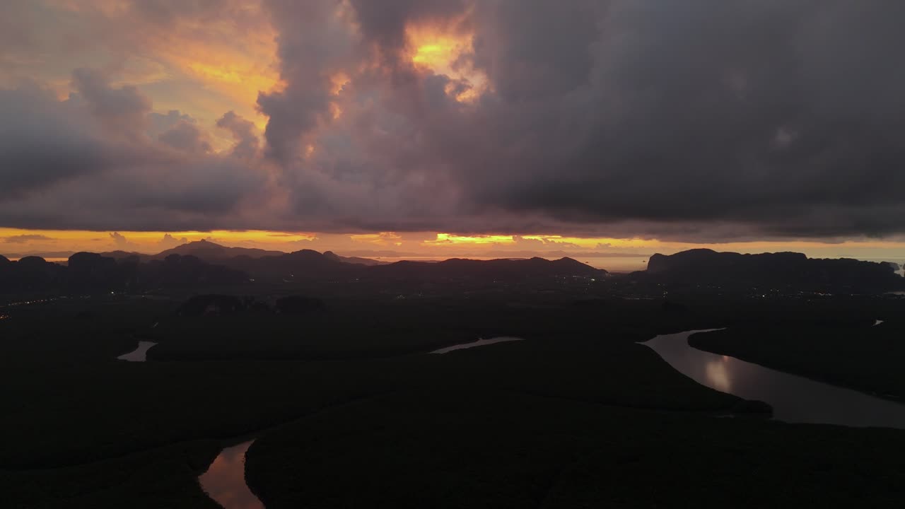 impresionante puesta de sol aérea con nubes oscuras quemando el cielo sobre el bosque de manglares cerca del mar