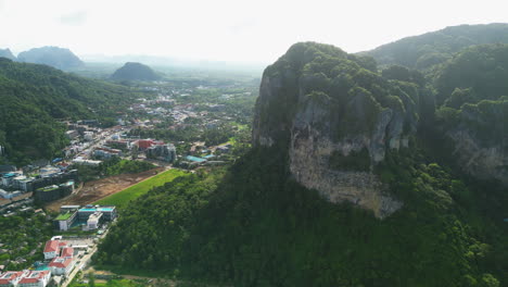 impresionantes acantilados de piedra caliza con aldea en la base en in ao nang, tailandia