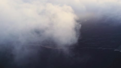 montaña rodeada de nubes por la noche