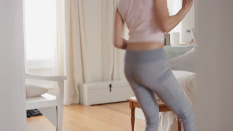 joven bailarina divirtiéndose practicando cool hip hop movimientos de baile en casa celebrando disfrutando de bailar 4k