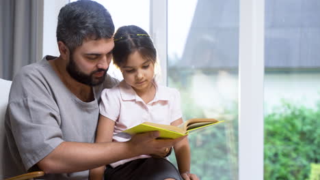 Padre-E-Hija-En-La-Sala-De-Estar.