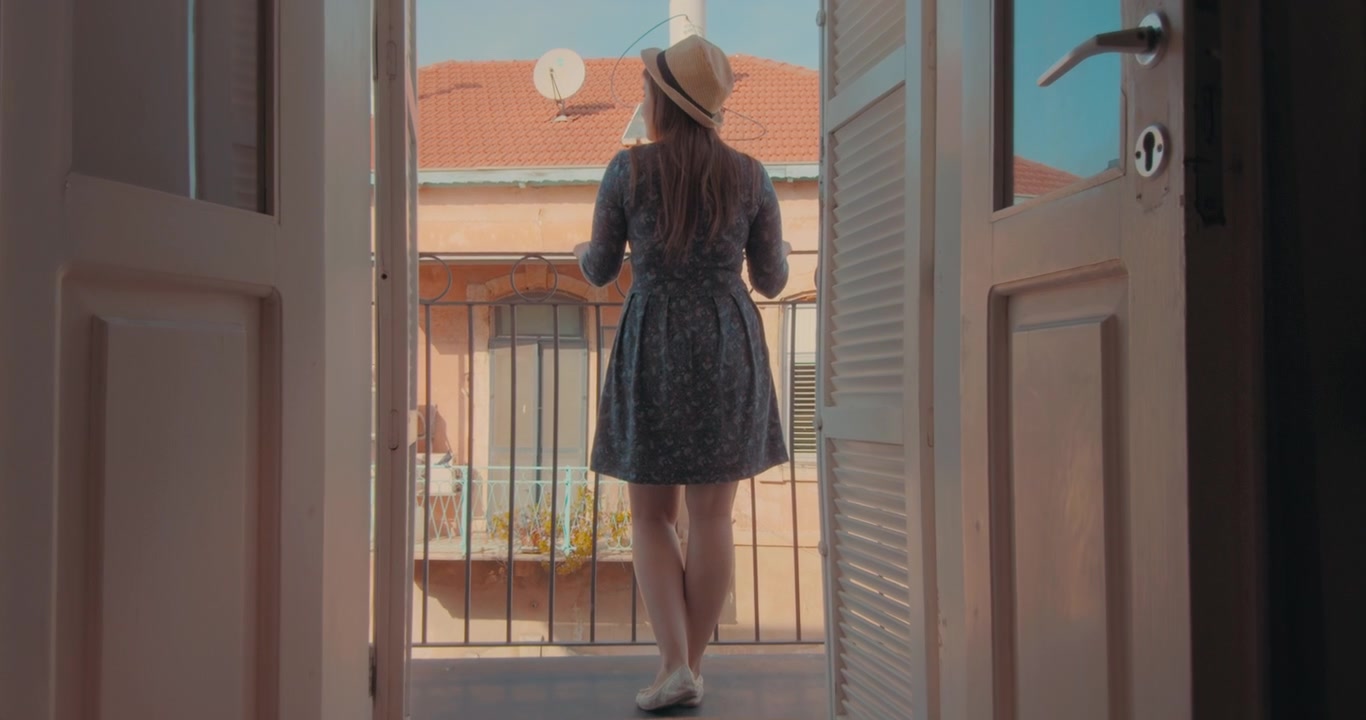 Donna con cappello in vacanza in Europa