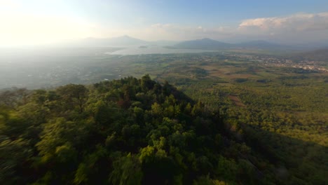 Drone:-Vista-En-Primera-Persona-De-Las-Montañas-En-El-Lago-De-Patzcuaro-Al-Atardecer