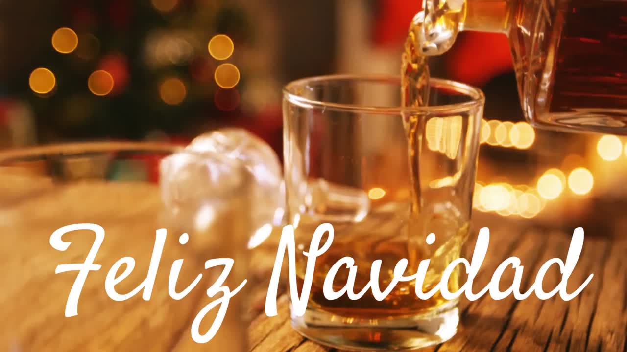 feliz navidad escrito sobre la bebida que se vierte